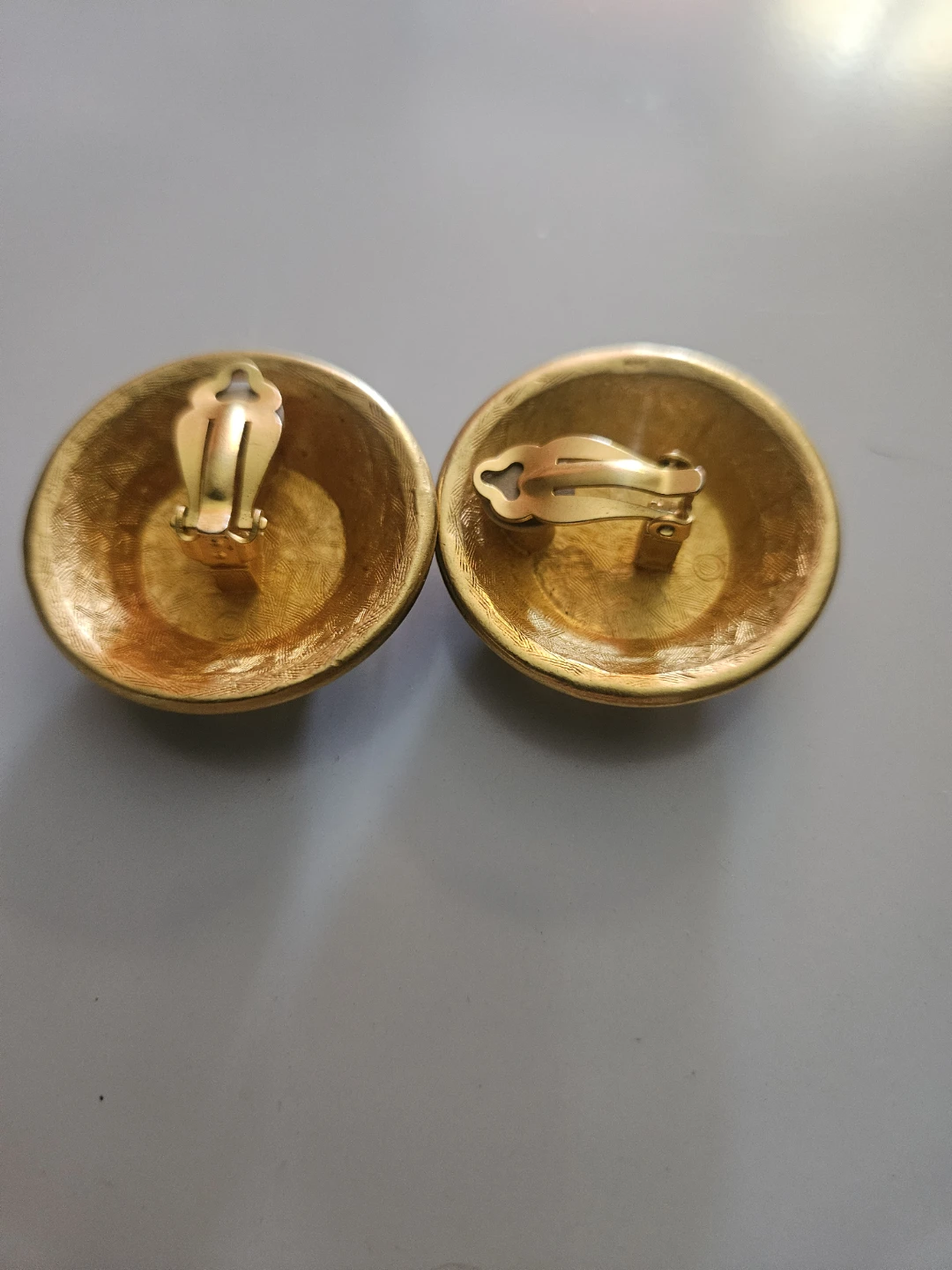 Gold Tone Enamel 1960s Clip-On Earrings - photo 2