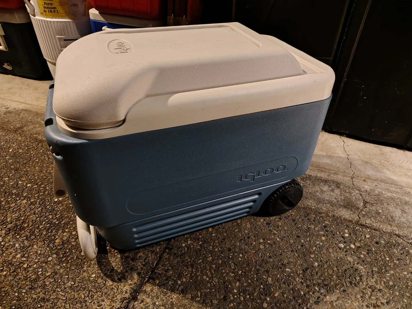 Igloo wheeled cooler 40qt