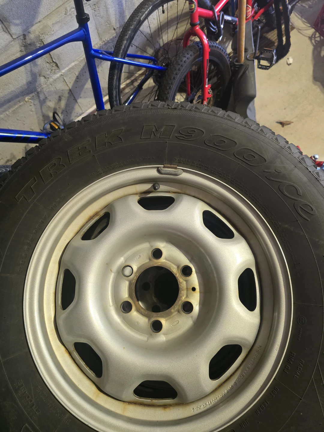 Trek M900 Snow Tire with Rim P265/70R17 - photo 2