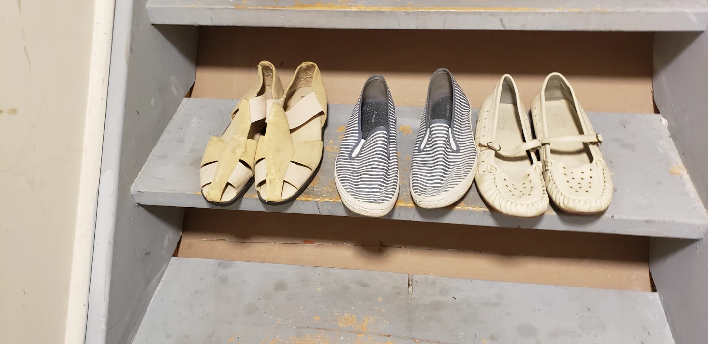 woman's shoes - photo 2