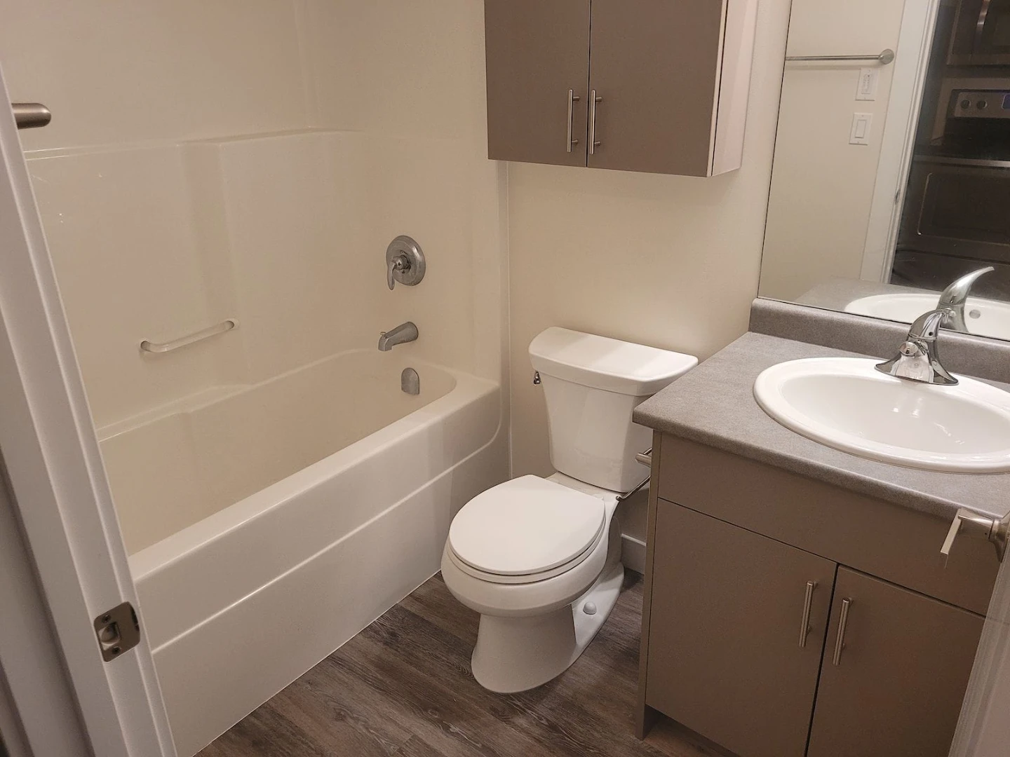 Basement suite for rent - photo 5