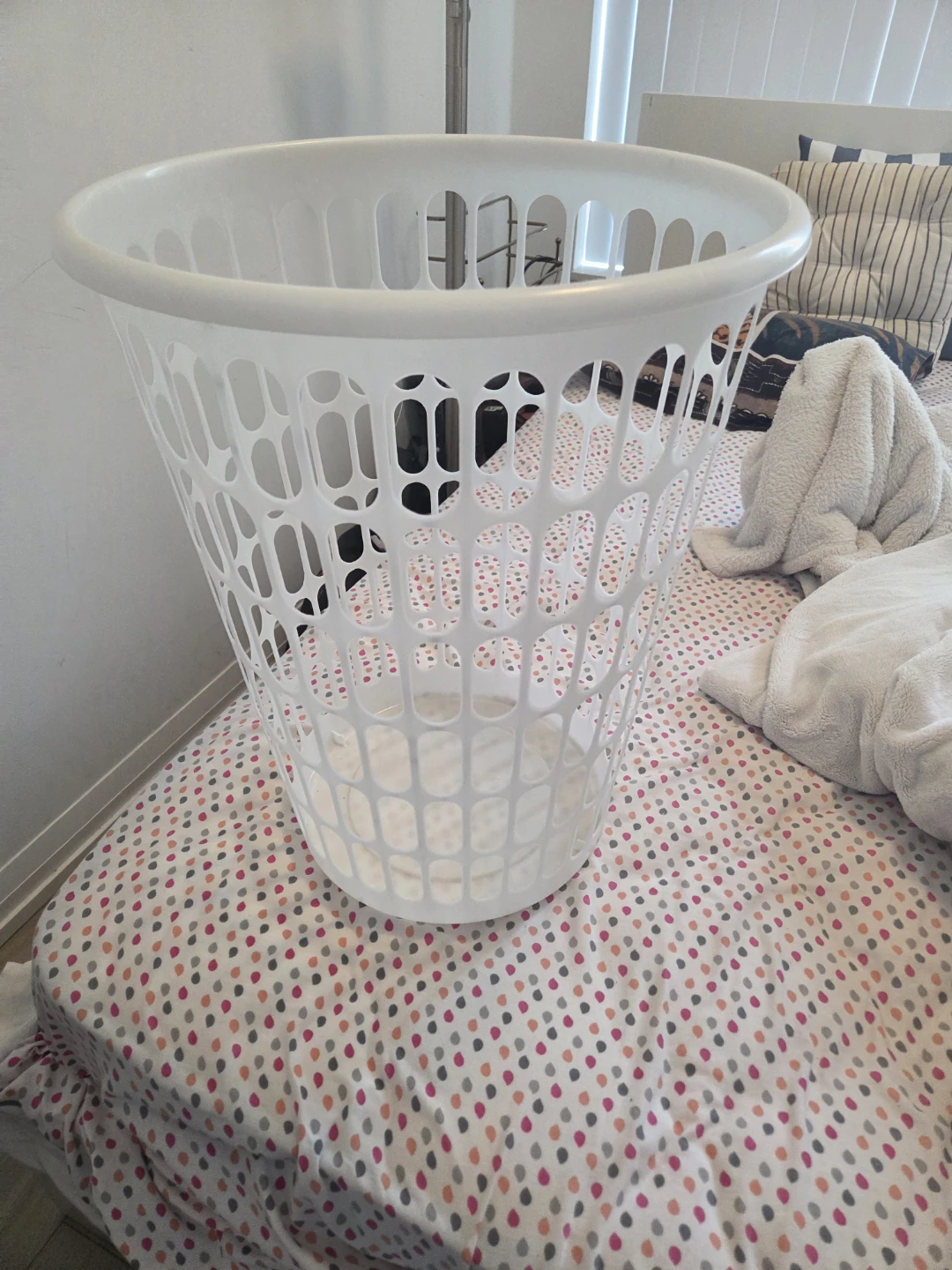 White Plastic Laundry Basket - photo 5