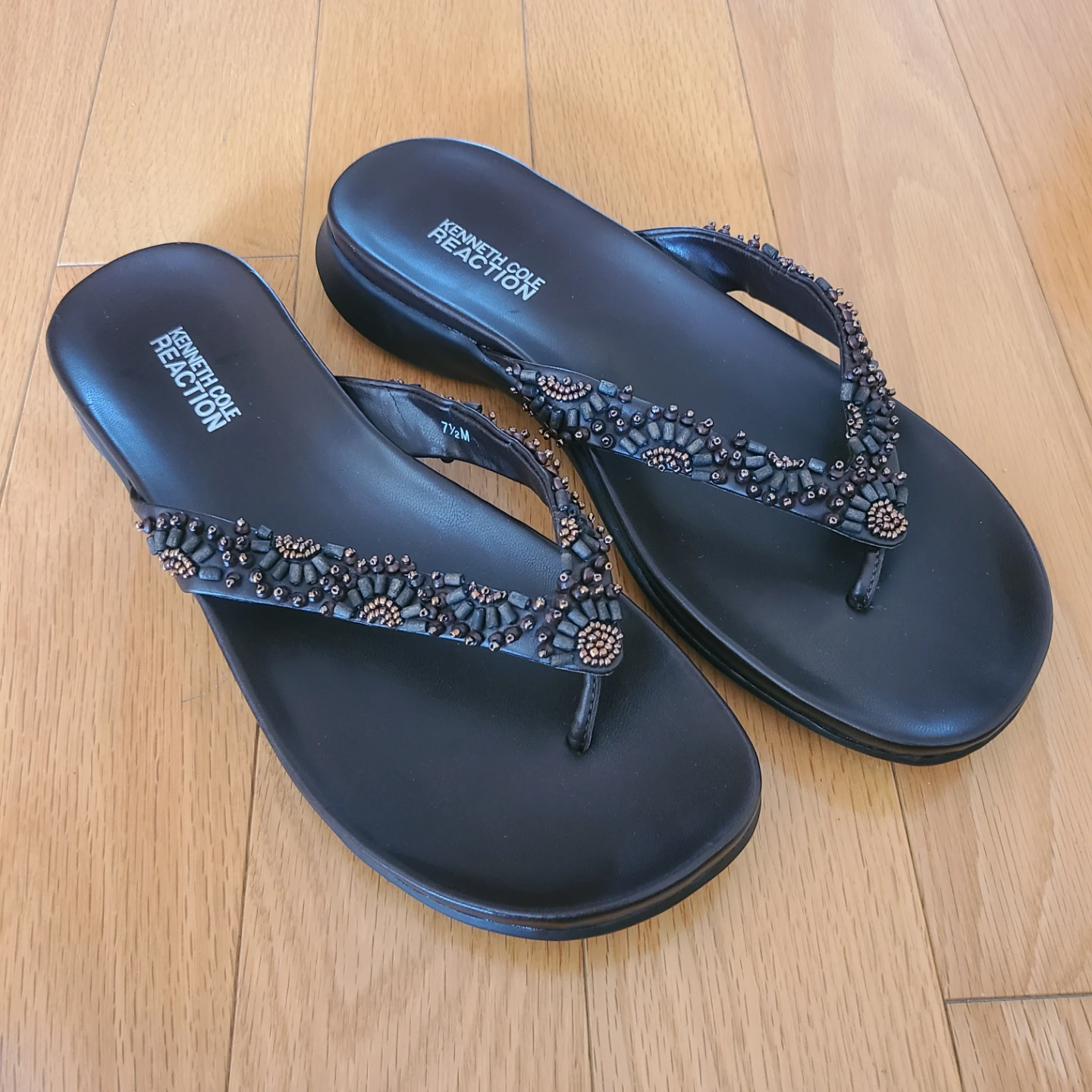 NEW Kenneth Cole Reaction Brown Beaded Flip Flops - photo 2
