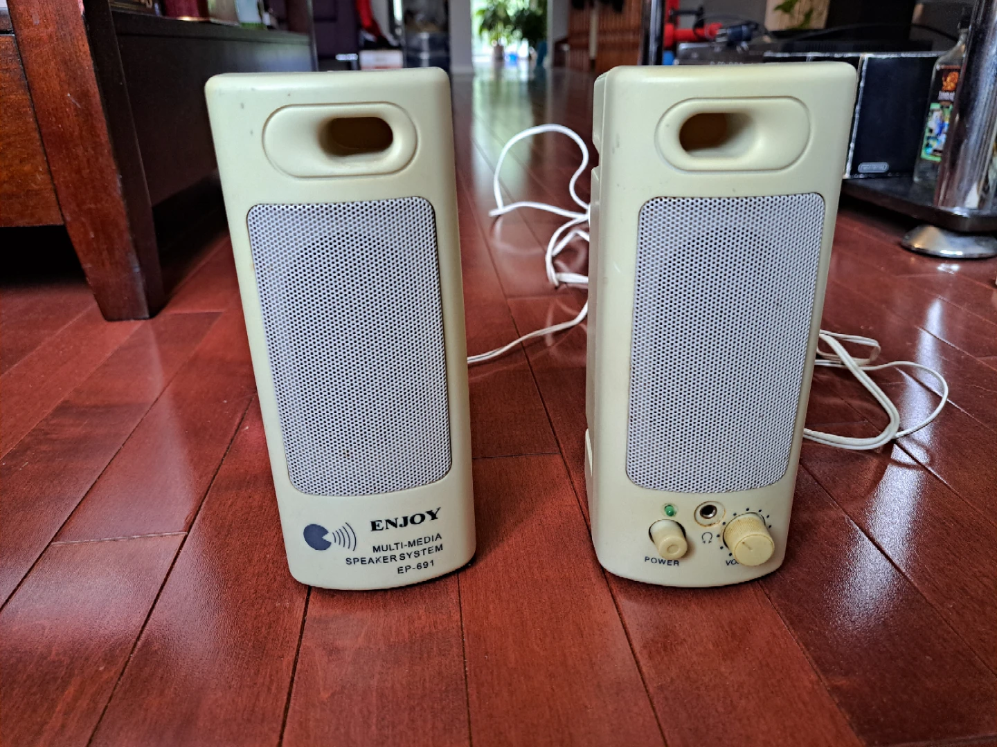 2 pairs Speaker $10 - photo 2