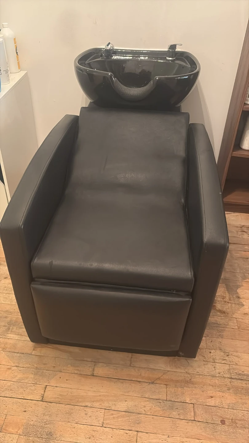 Black Salon Shampoo Chair and Sink