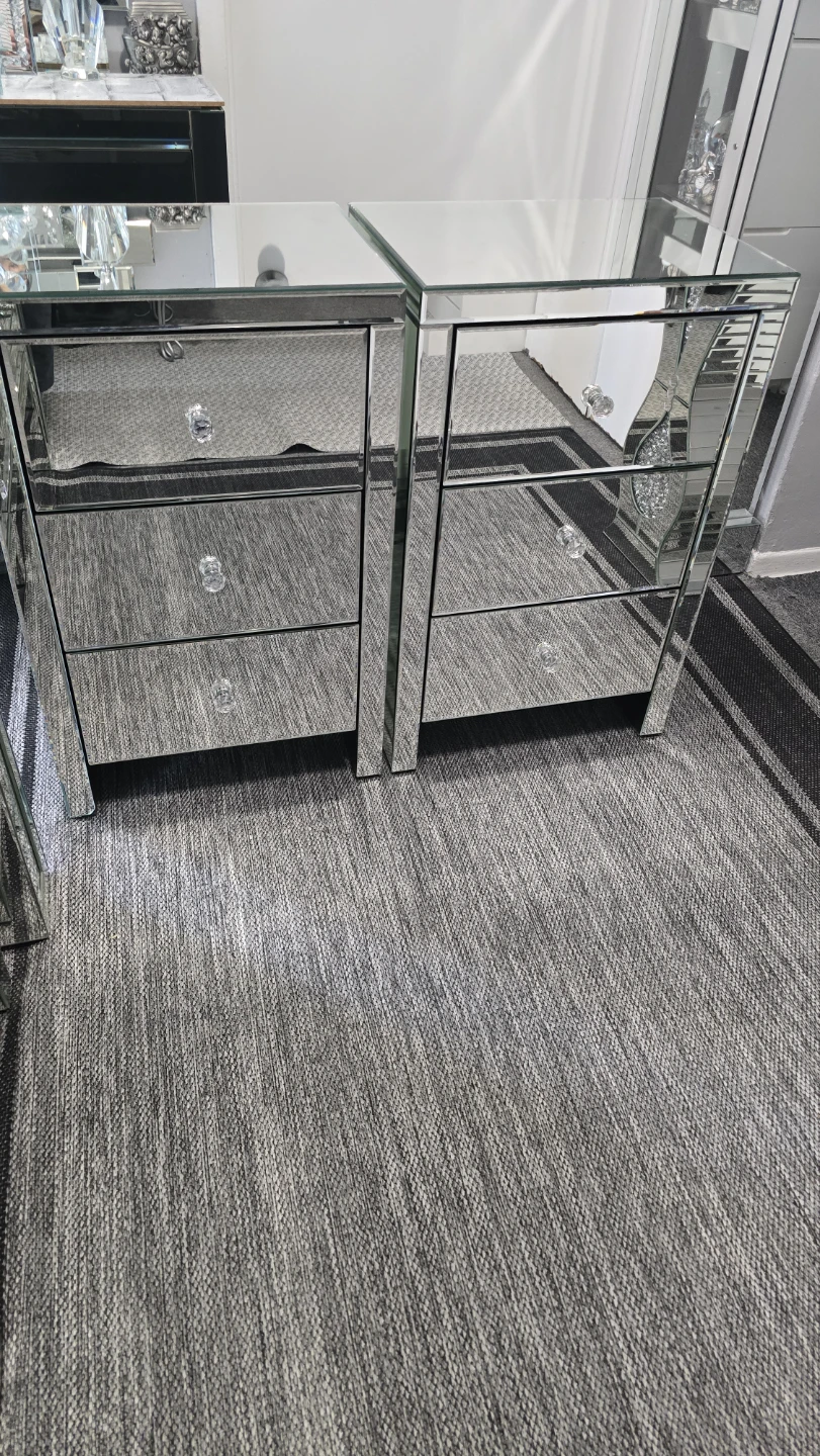 Mirrored 3-Drawer Chest - photo 2