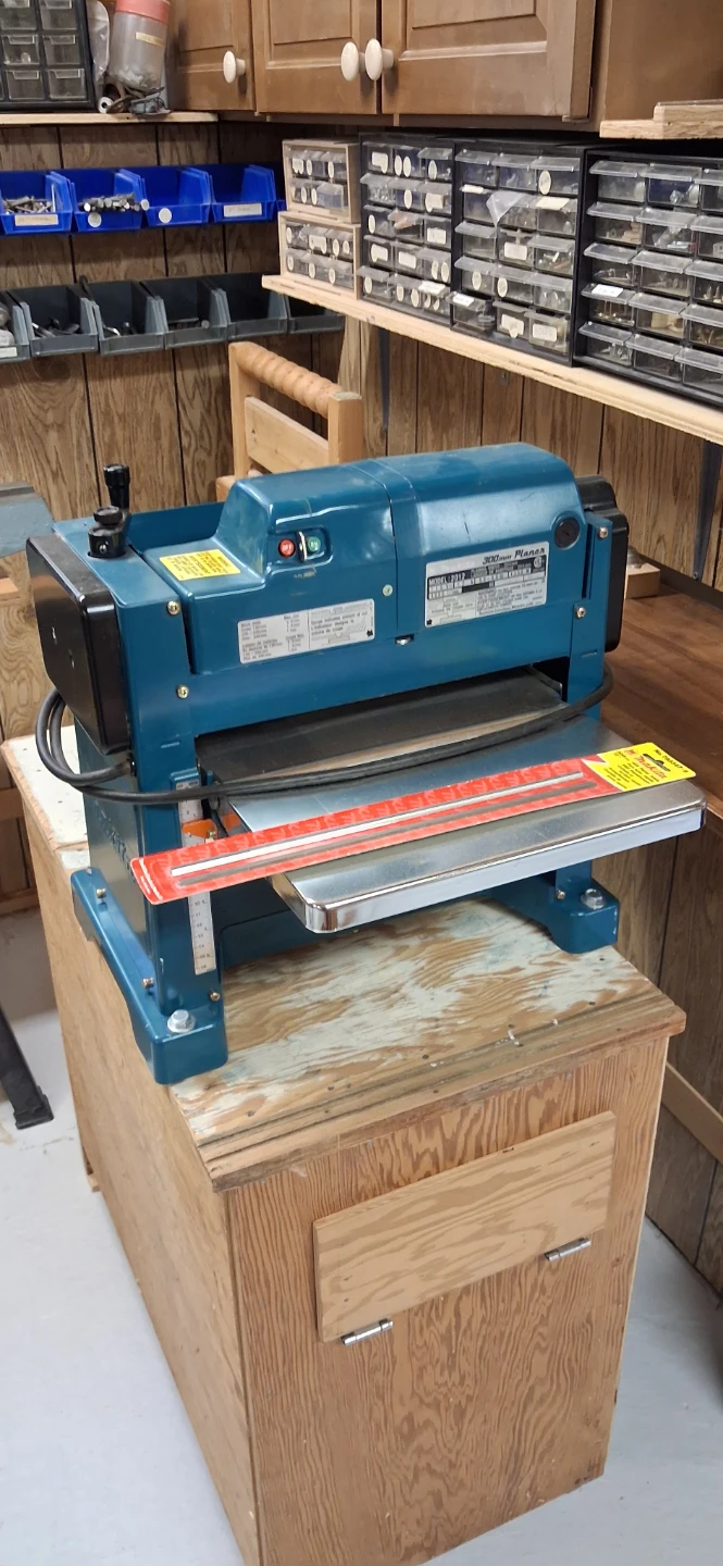 Makita 300mm Planer w/ spare blades