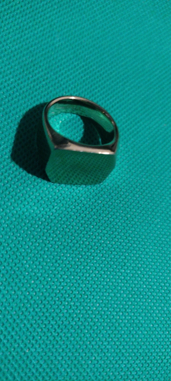 Gold coloured signet ring and chain necklace - photo 2