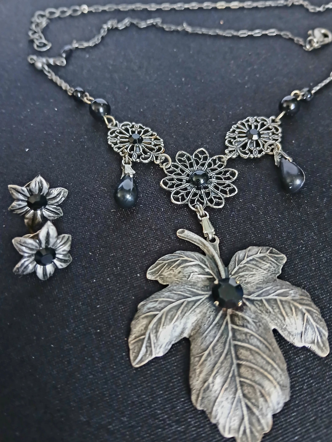 Leaf and Flower Pendant Necklace with Earrings Set - photo 4