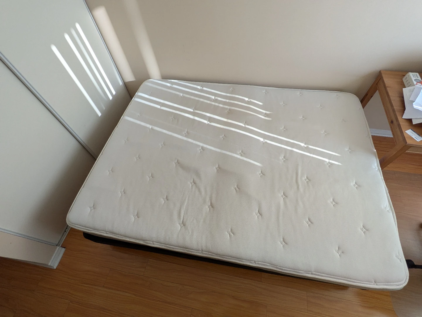 Free - Queen mattress - photo 2