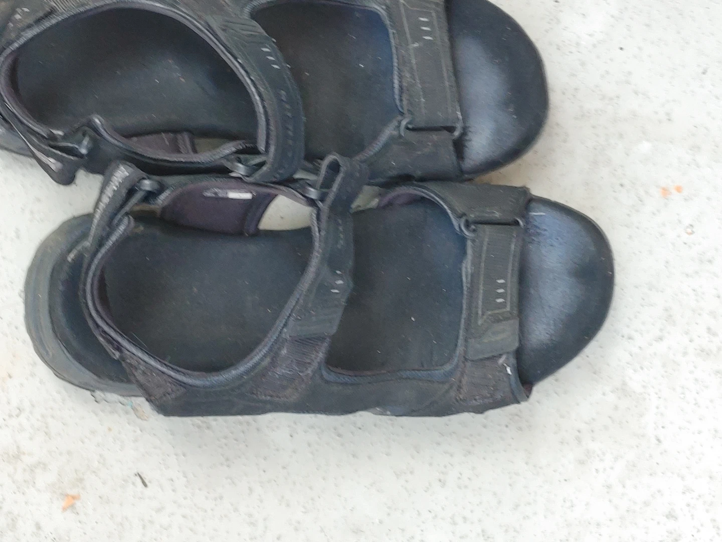 Black walking sandals