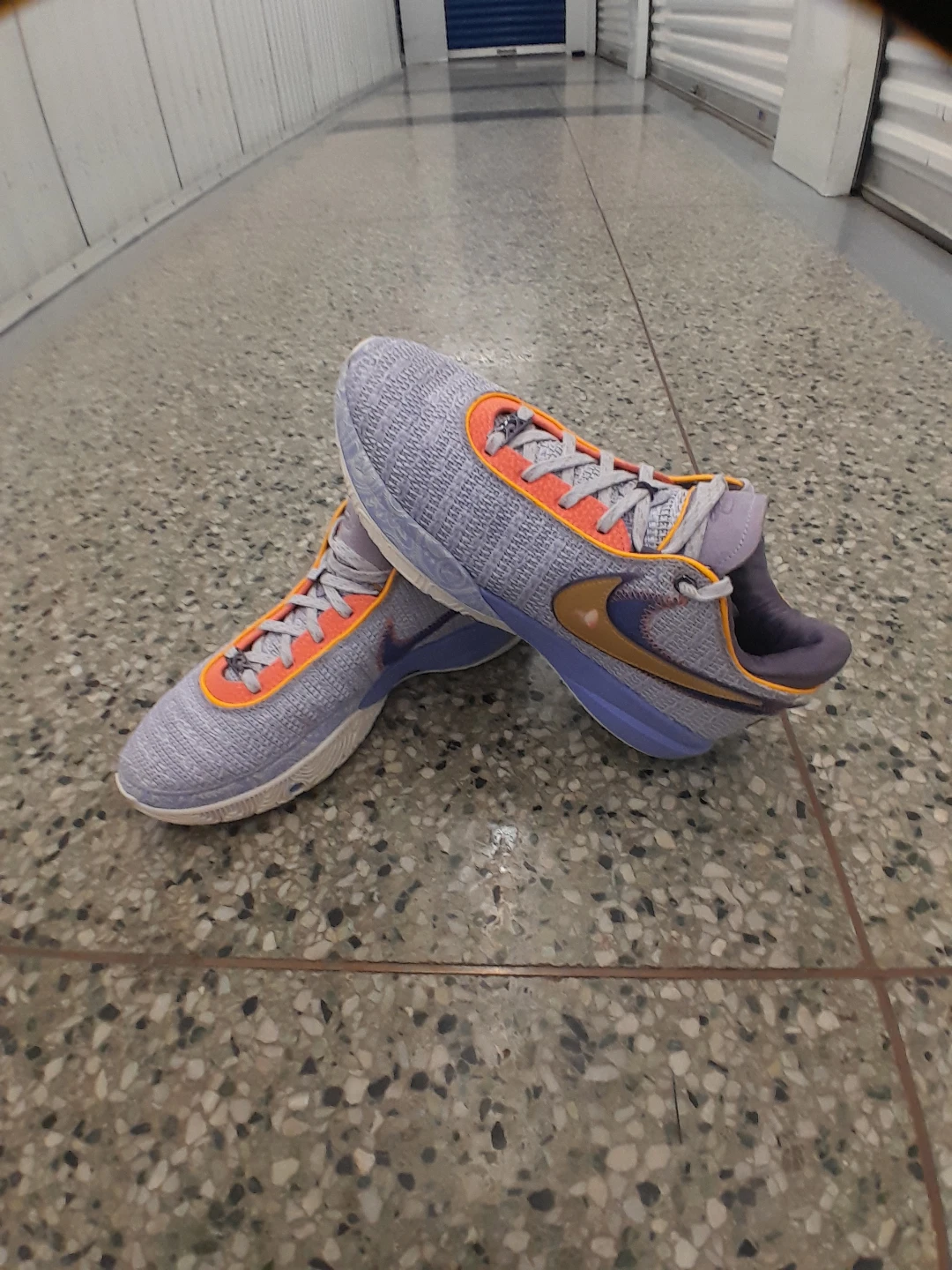 Nike Men's Basketball Shoes Size 10 - photo 2