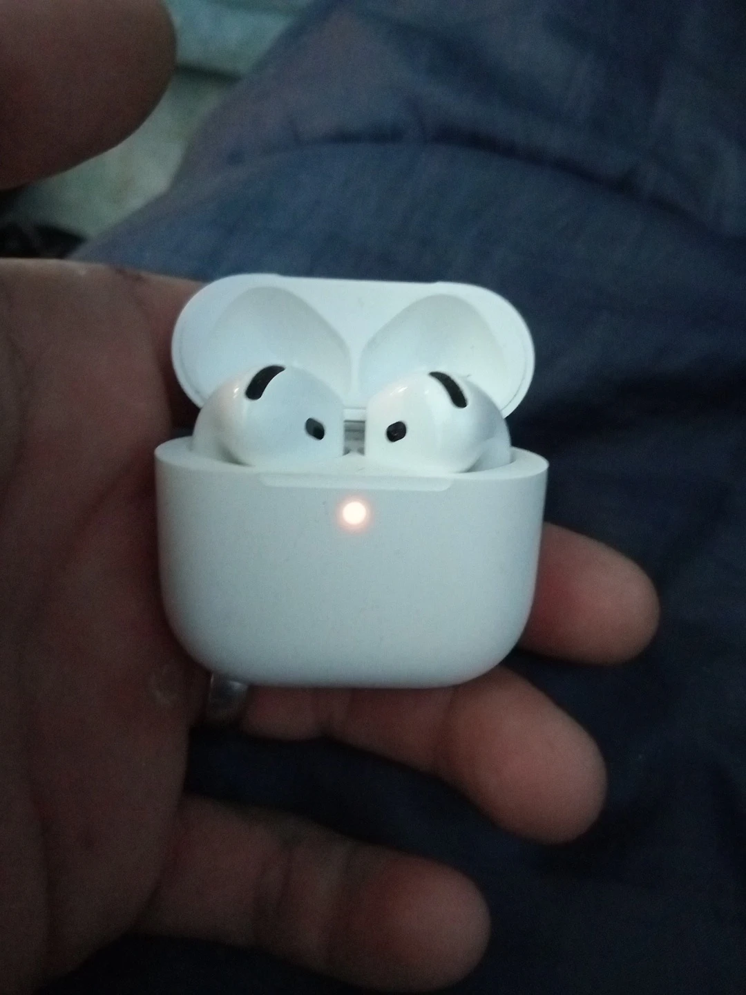 Apple AirPods 4 & Charging Case