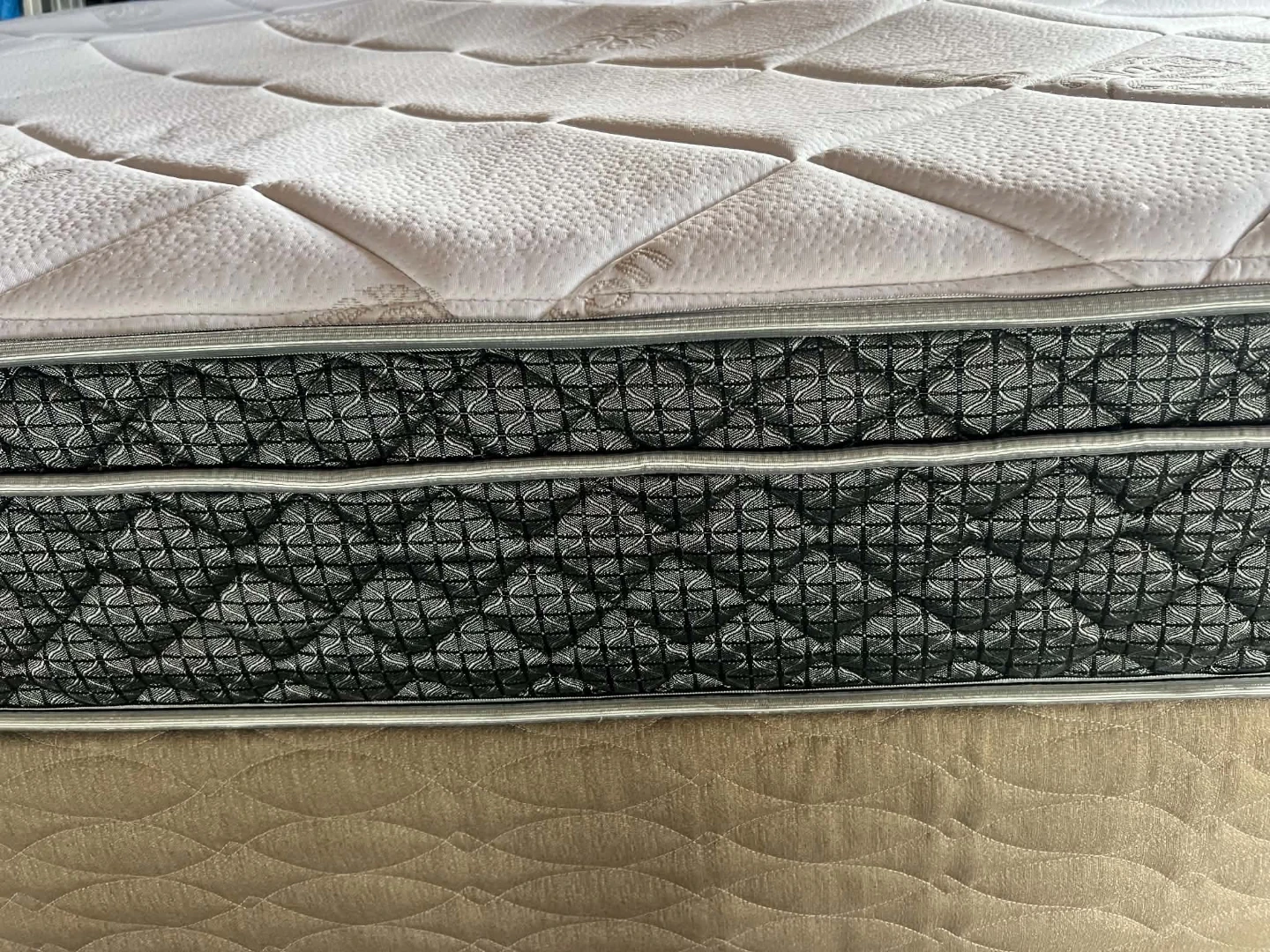 King mattress with box spring seat/free delivery - photo 2