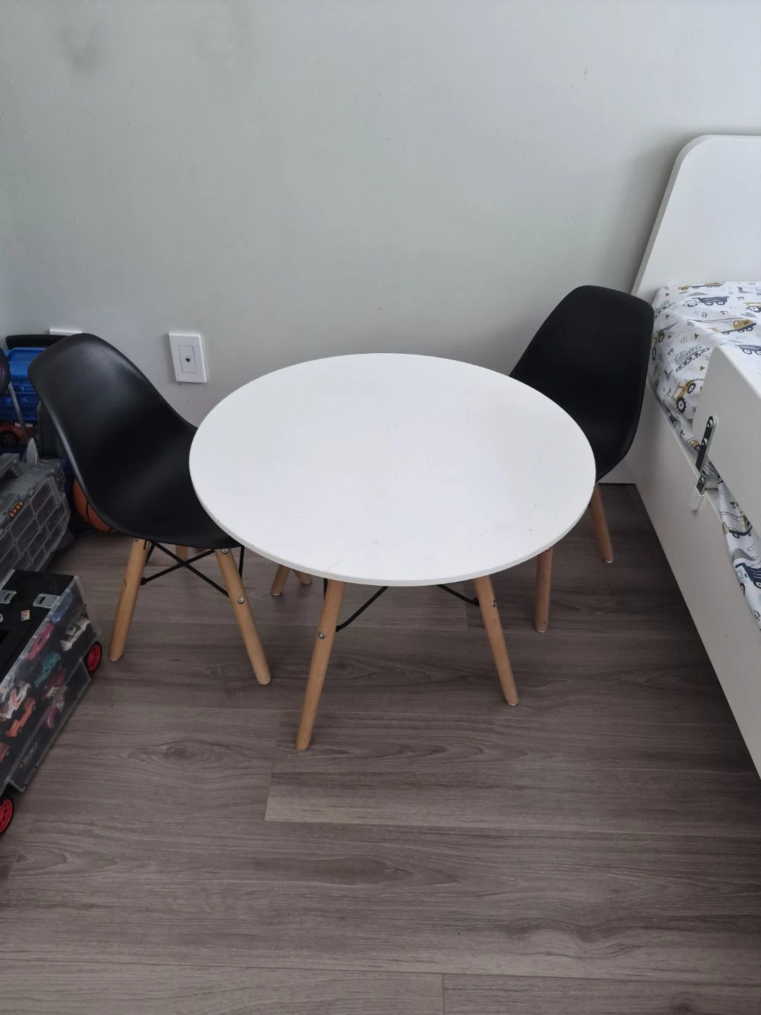 Kids table with 2 chairs