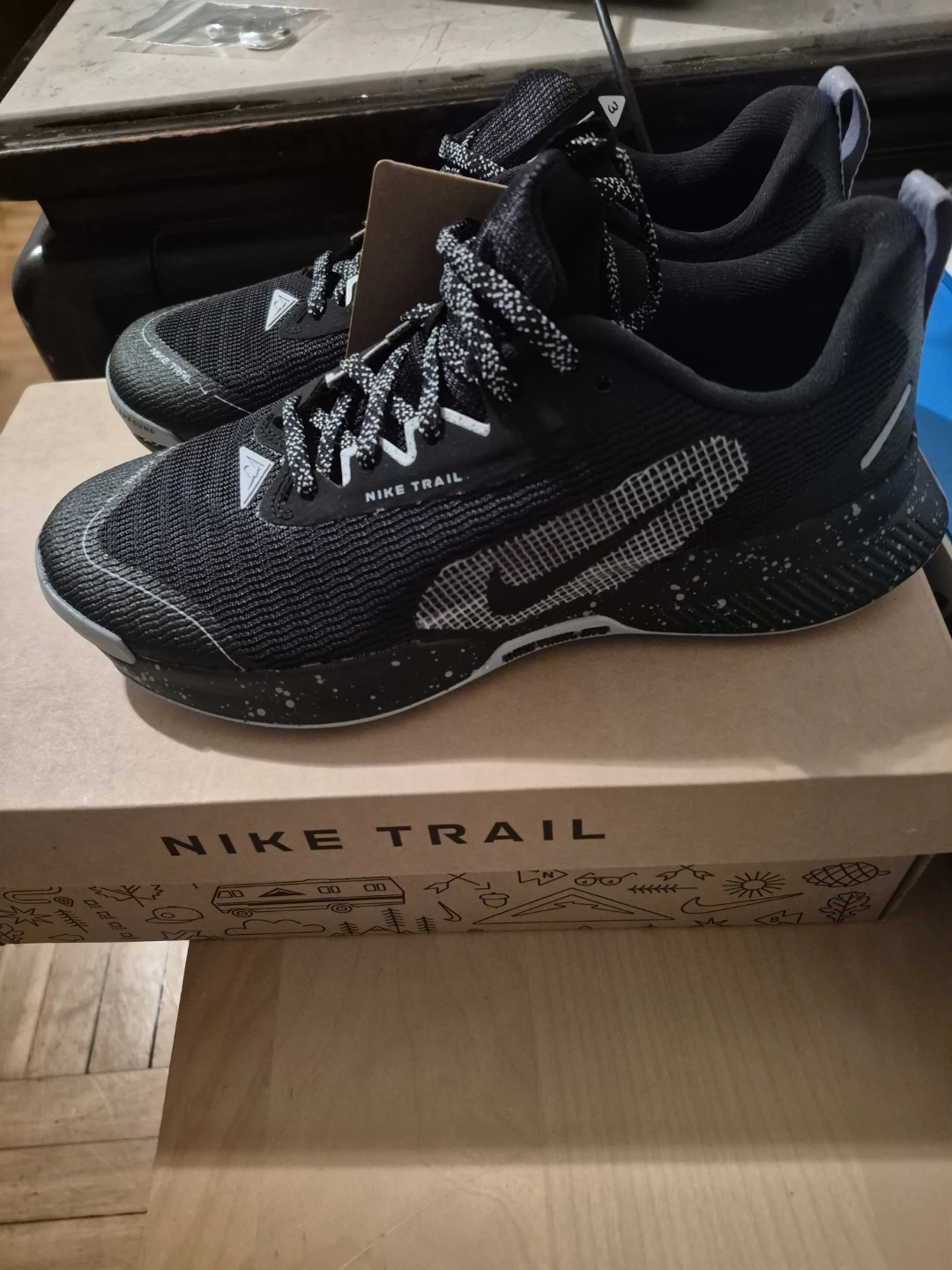 BNIB)Nike Trail 3 Size 7 Wmns Running Shoes