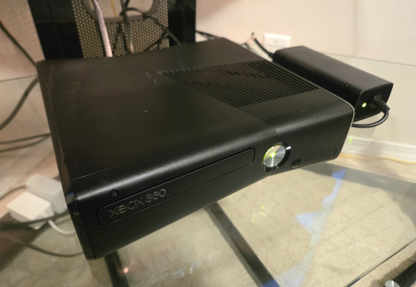 XBOX 360 SLIM 250GB + BURNOUT REVENGE + AFTERGLOW CONTROLLER - photo 3