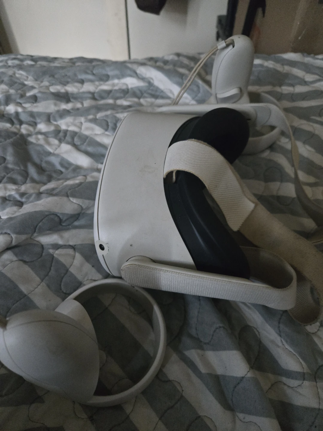 Meta Quest 2 VR Headset with Controllers - photo 3
