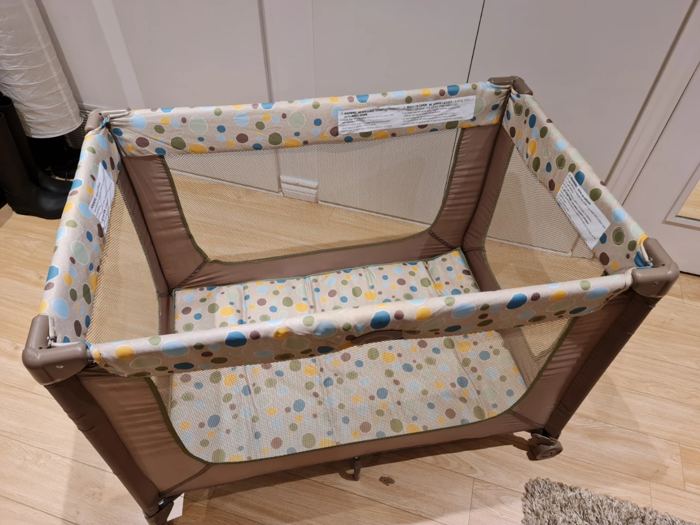 Brown Playpen with Multi-coloured Circles - photo 3