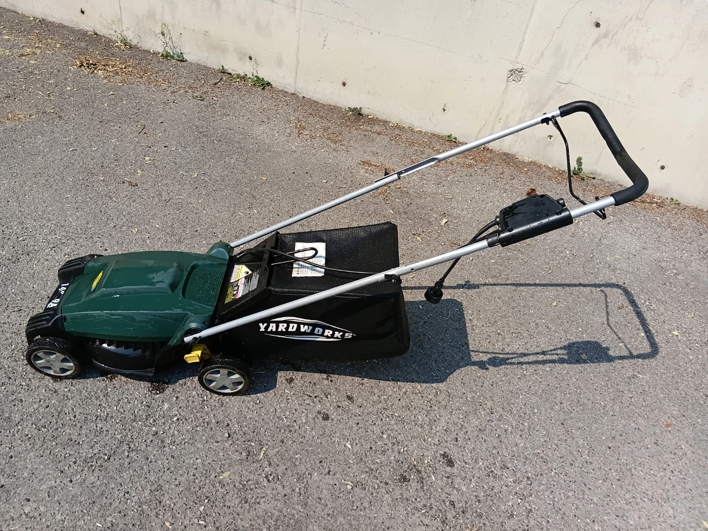 Yardworks 14" Compact  Electric Lawnmower & Bag