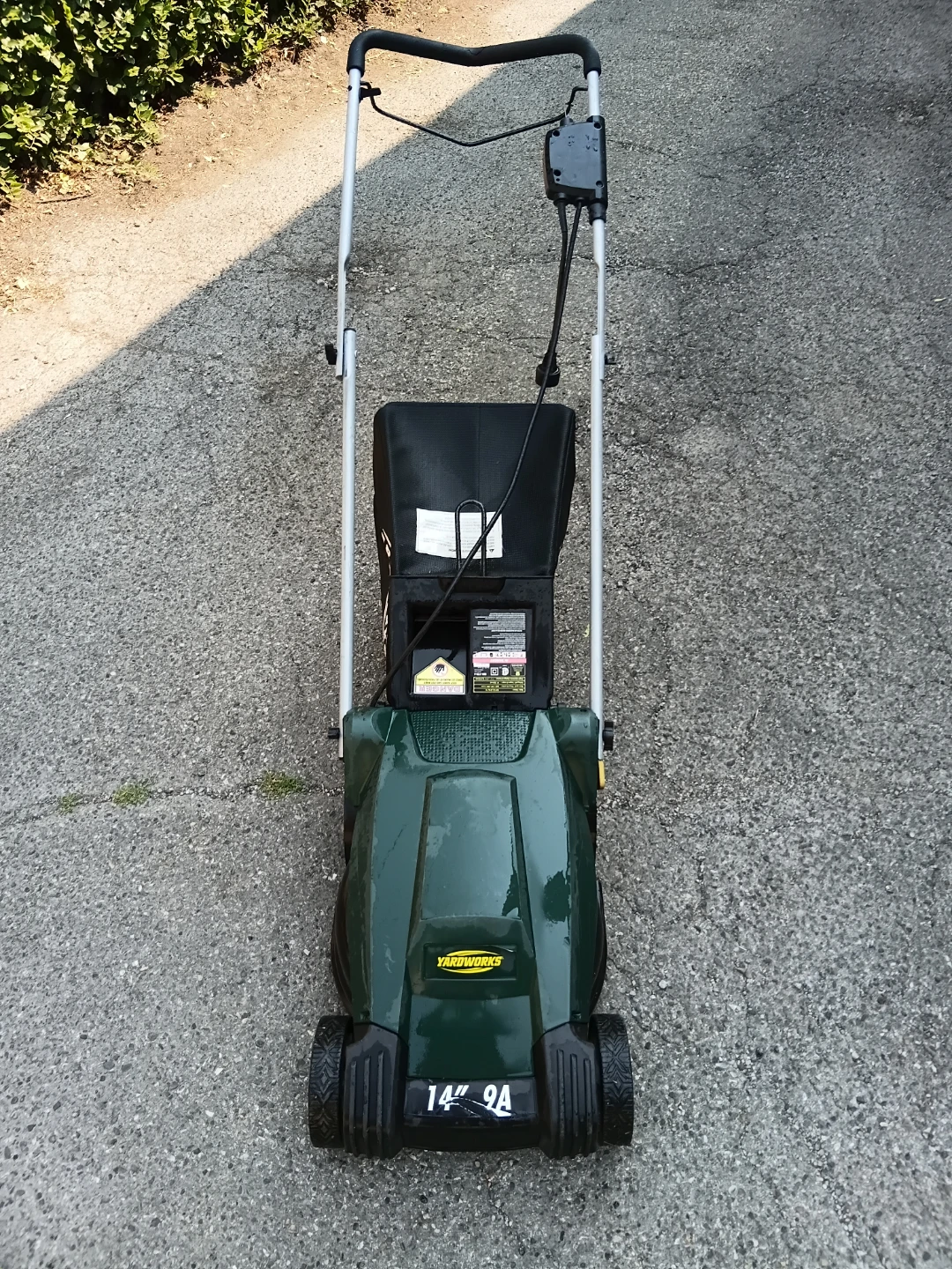 Yardworks 14" Compact  Electric Lawnmower & Bag - photo 2