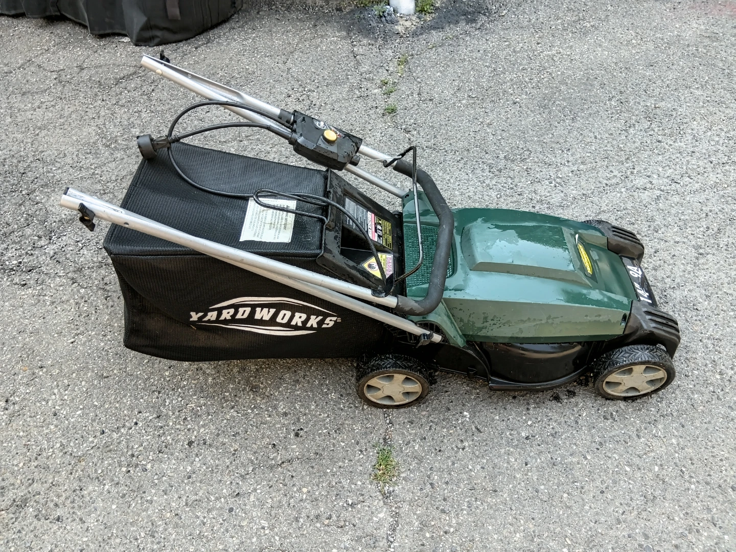 Yardworks 14" Compact  Electric Lawnmower & Bag - photo 3
