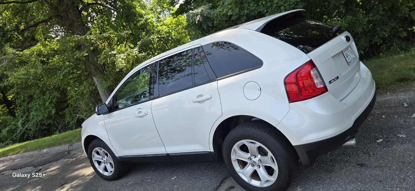 White Ford Edge SUV - photo 5