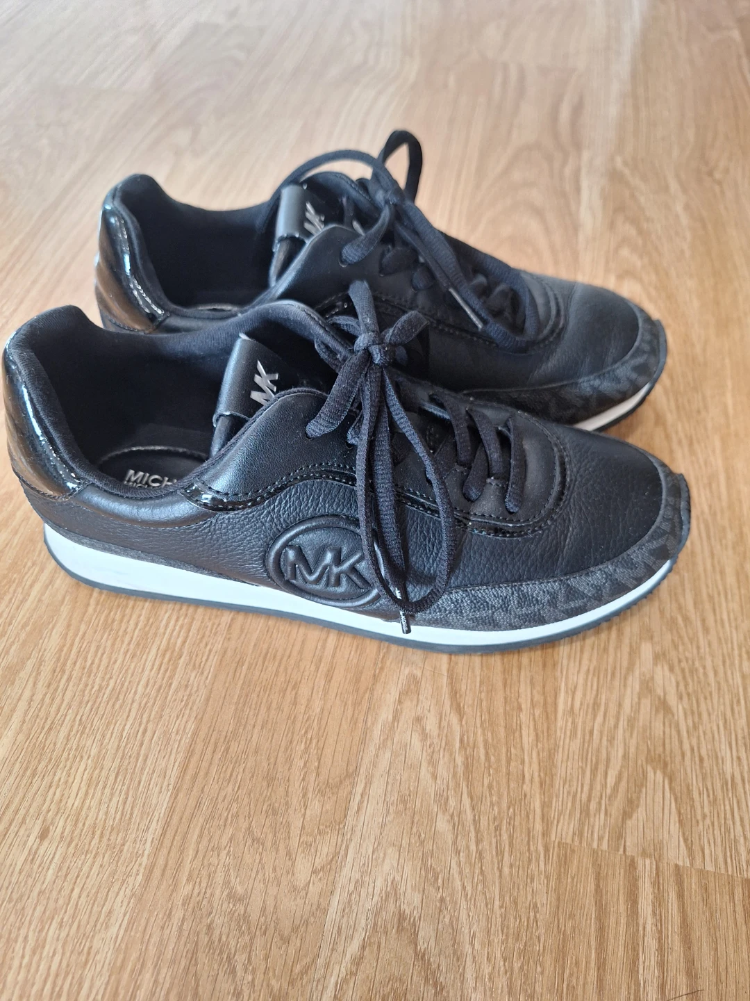 MICHAEL KORS BLACK LEATHER SNEAKERS 👟✨