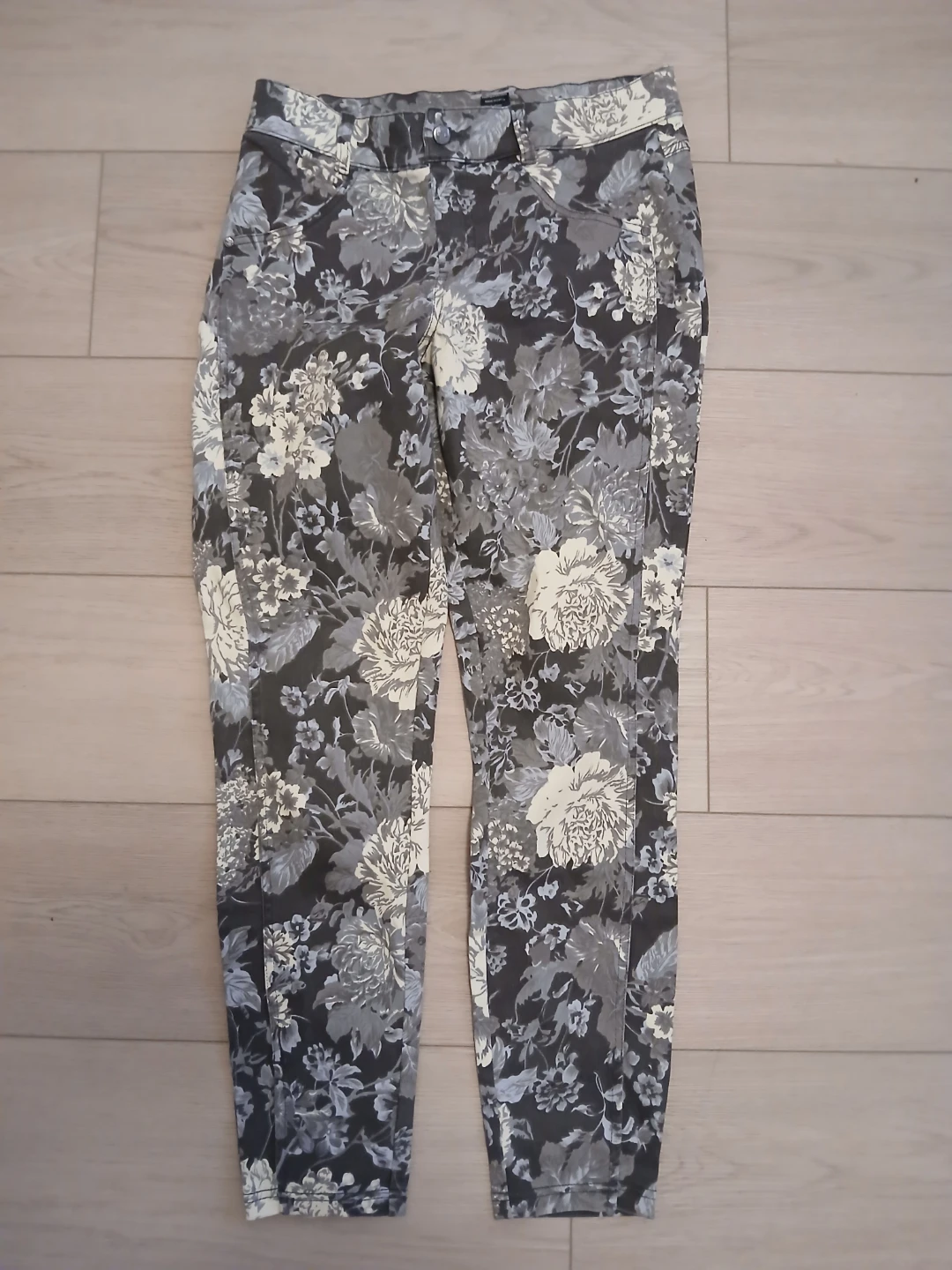 Floral  black and white jeans medium