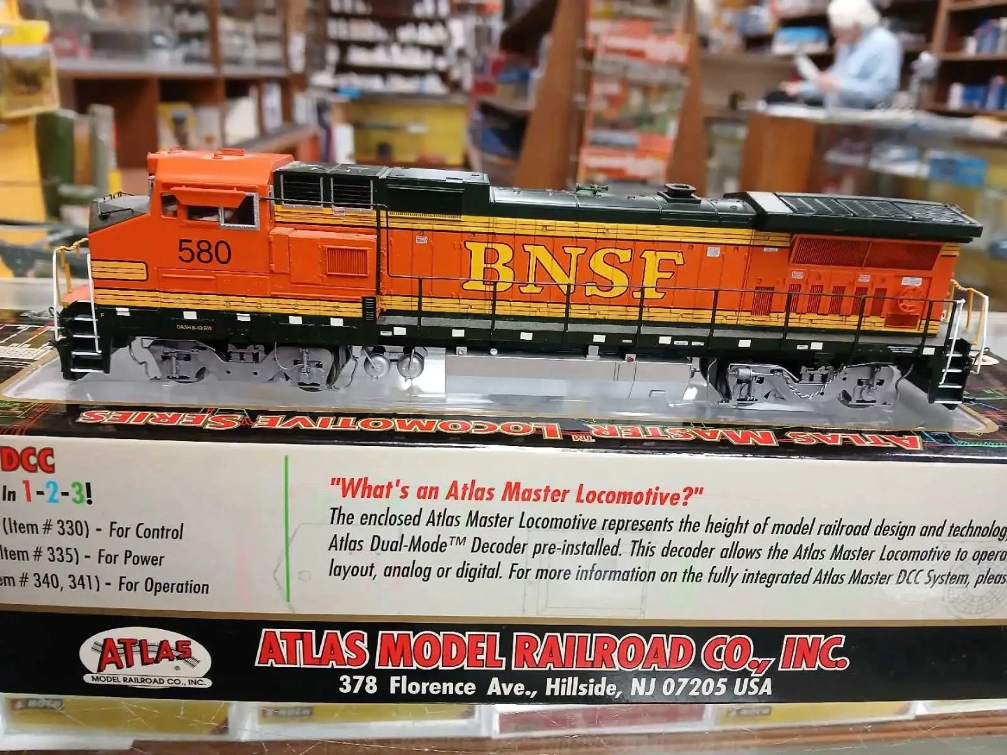 Atlas HO Scale BNSF Dash 8-40BW - photo 2