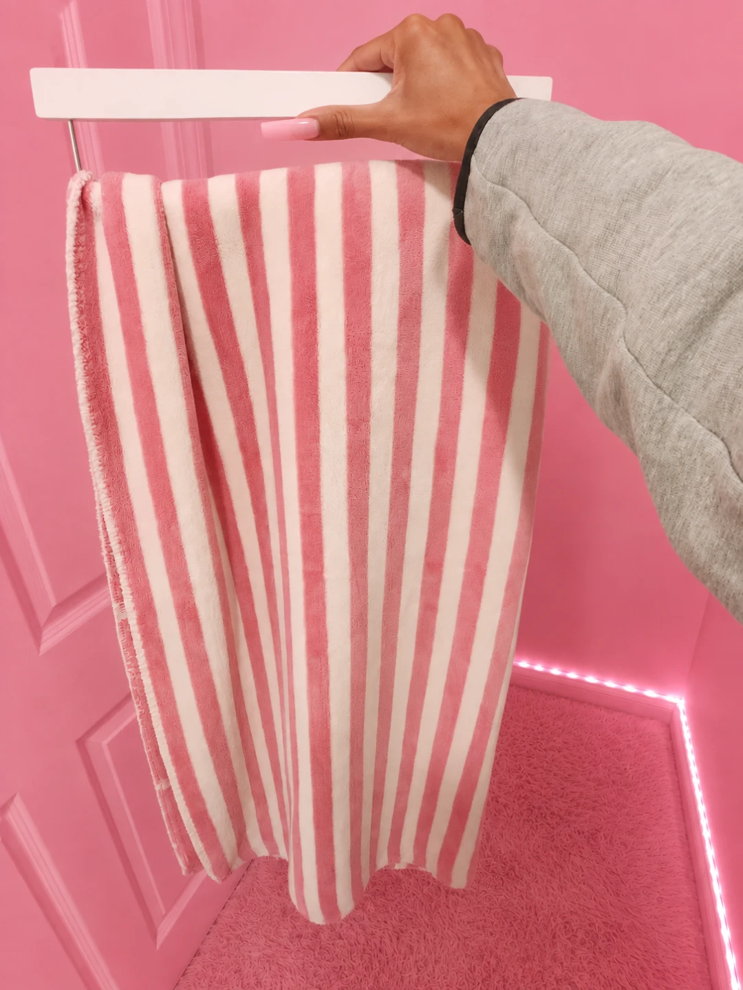 Pink and White Striped Fleece Throw Blanket with Bows - photo 2