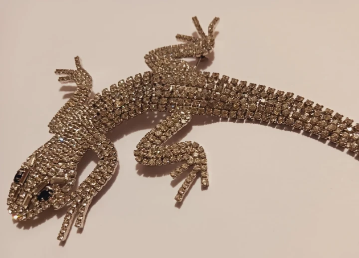 BUTLER & WILSON  Designer Signed Sparkly Crystal Lizard Brooch - photo 2