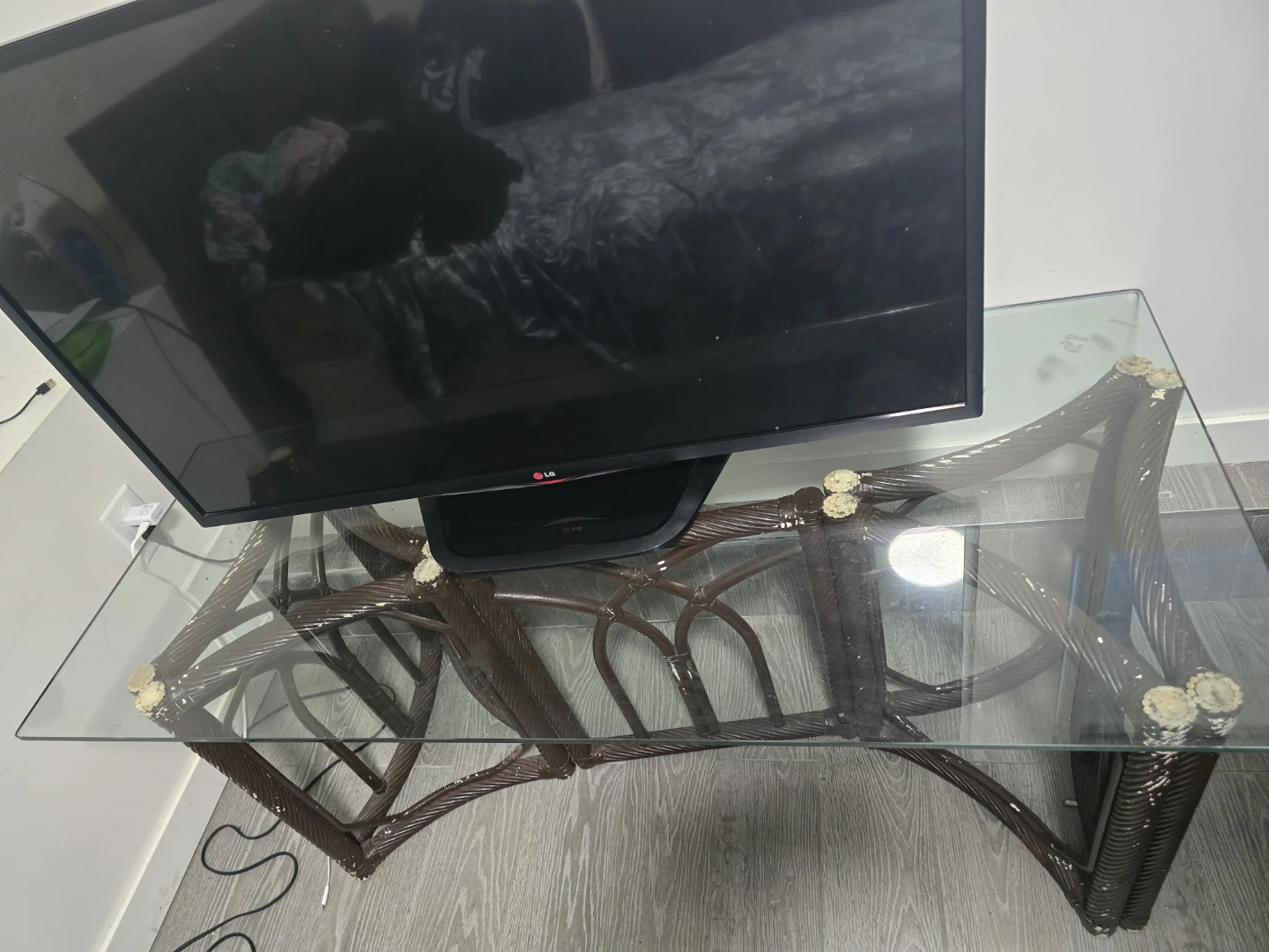 LG 42" TV - photo 2