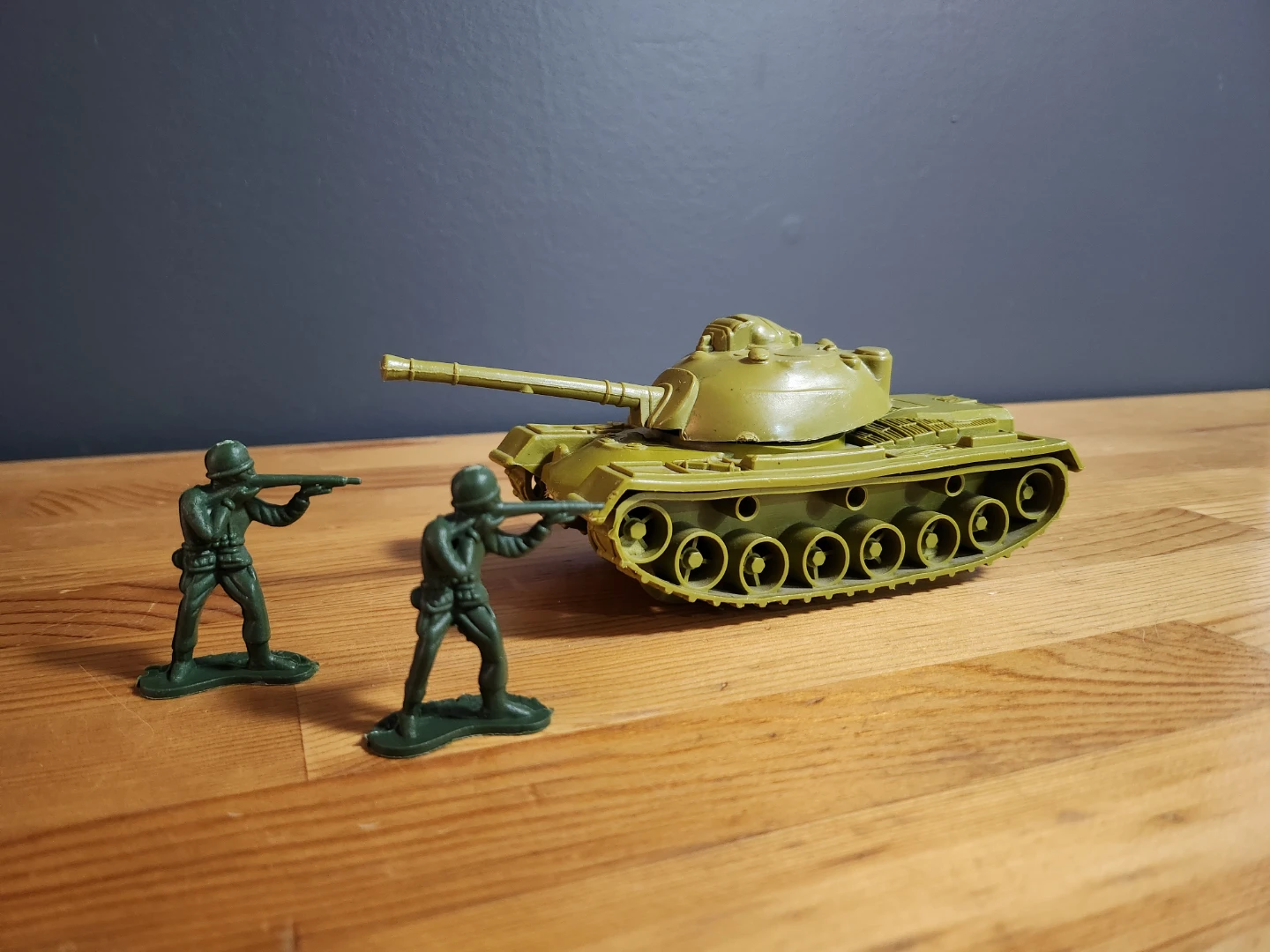 Plastic Toy Soldiers and Tank Set