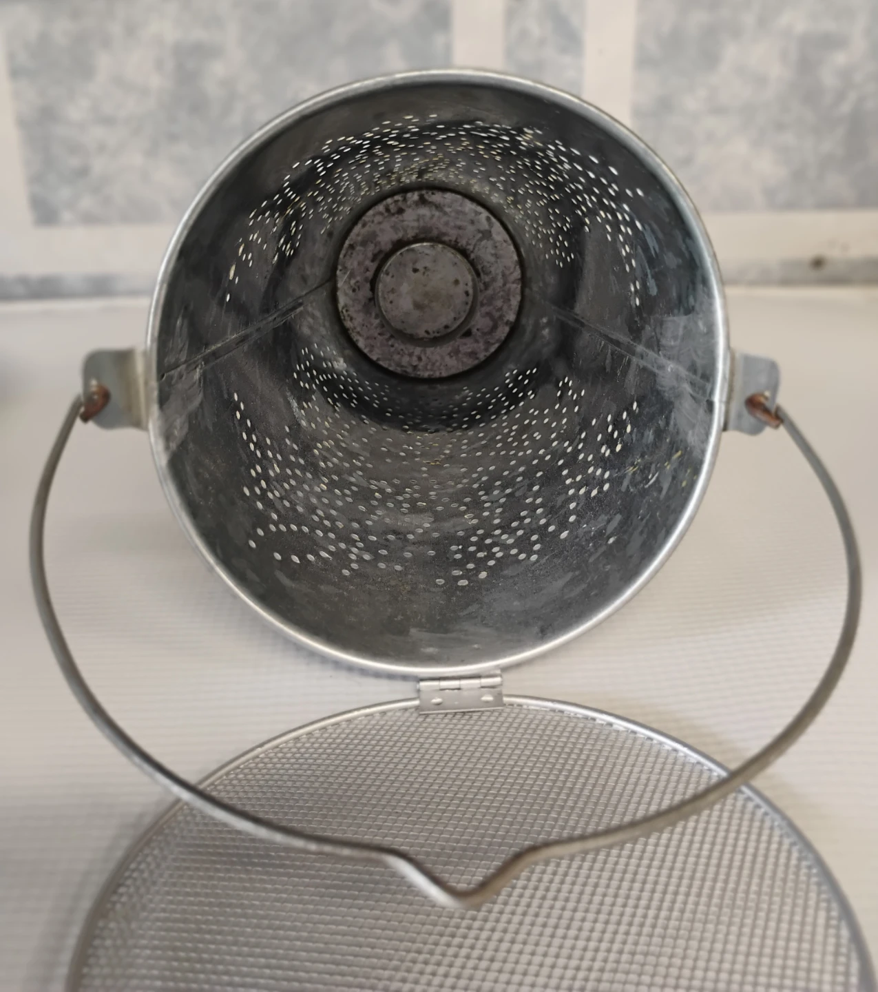 CHARMING METAL BUCKET-STYLE TEALIGHT CANDLE HOLDERS WITH HANDLE - photo 2