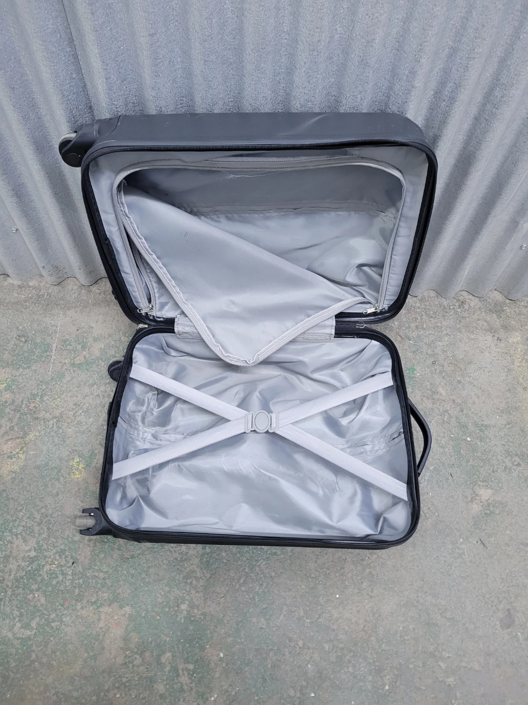 Small carry-on Suitcase with 4 wheels - photo 4