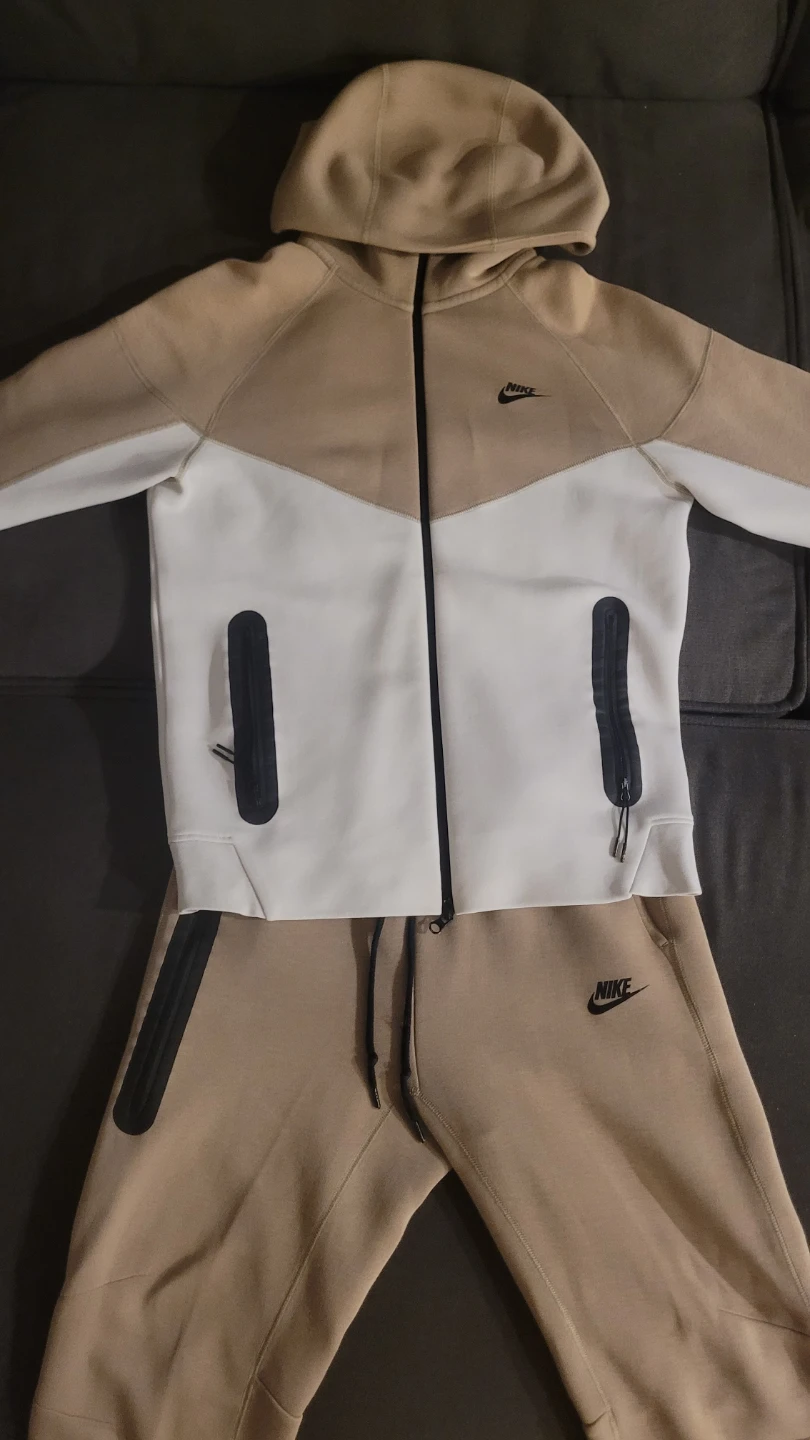Nike Tech Fleece Tan & white - Size Small