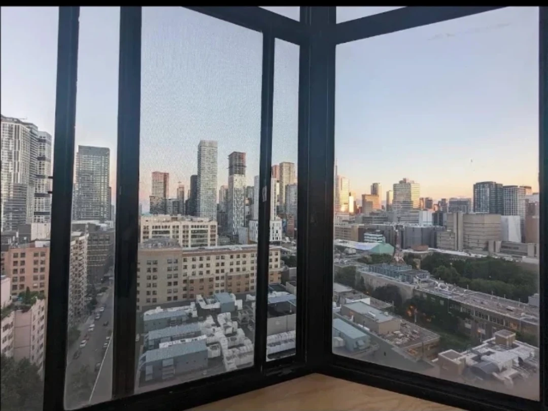 URGENT SUBLEASE IN DOWNTOWN TORONTO - photo 4