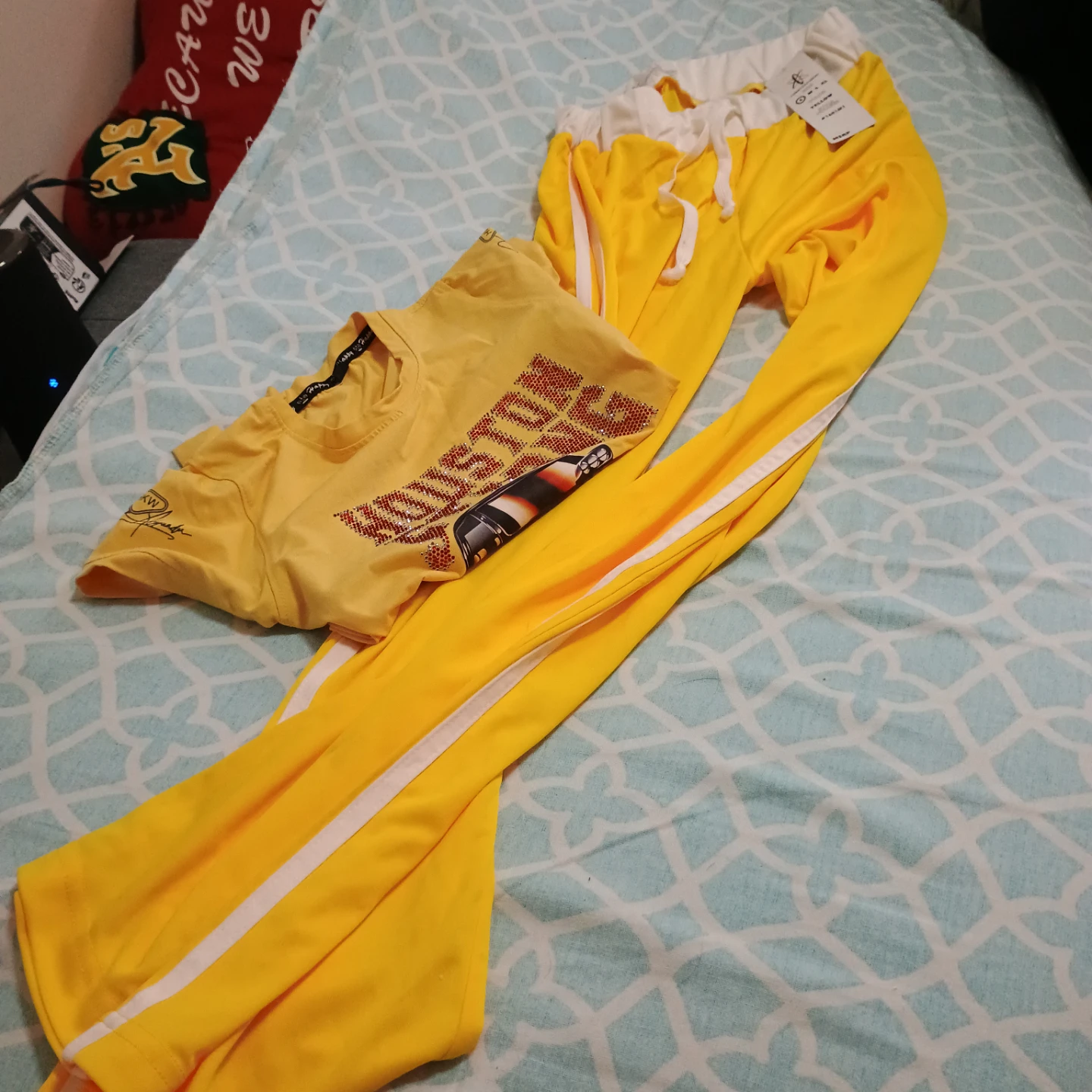 Yellow t-shirt and pants - photo 3