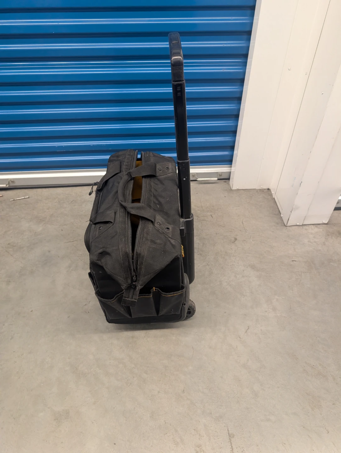DeWalt Rolling Tool Bag - photo 4