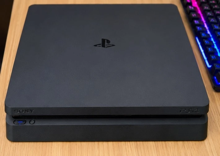PS4 Slim + 2 Controllers + Games