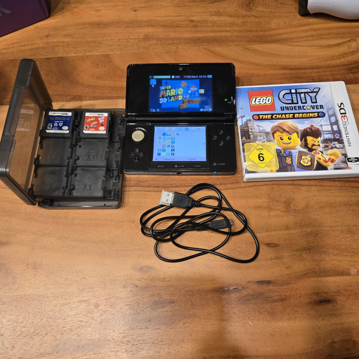 3ds PAL Version (EU) Cosmic black. Works perfect. Games, cable.