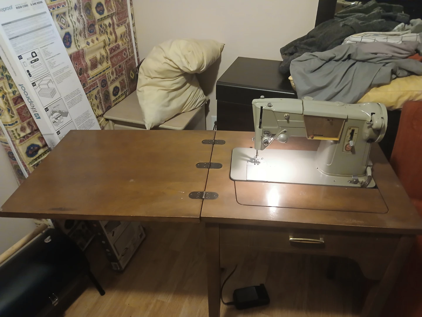 Vintage sewing machine with wood cabinet - photo 2