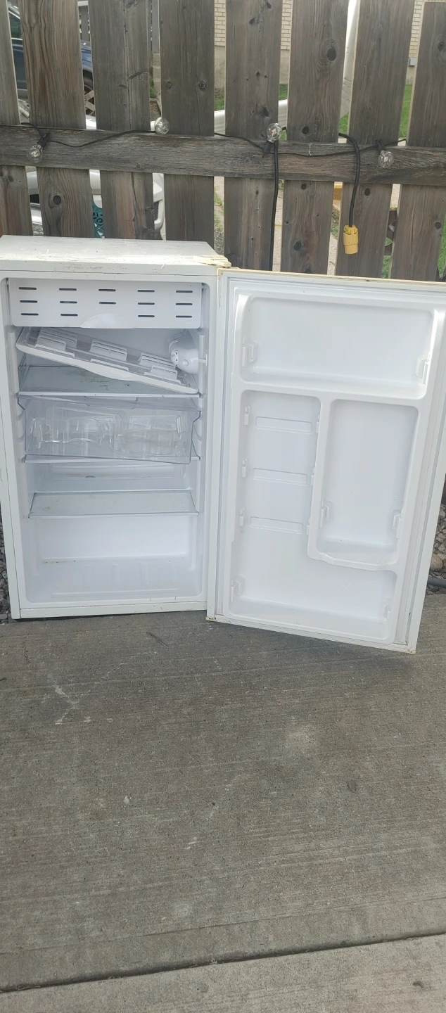 Magic Chef HMR330WE Mini Fridge - photo 2