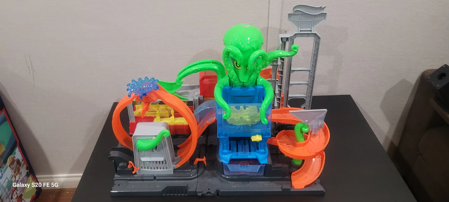 Hot Wheels Ultimate Car Wash Playset with Octopus
