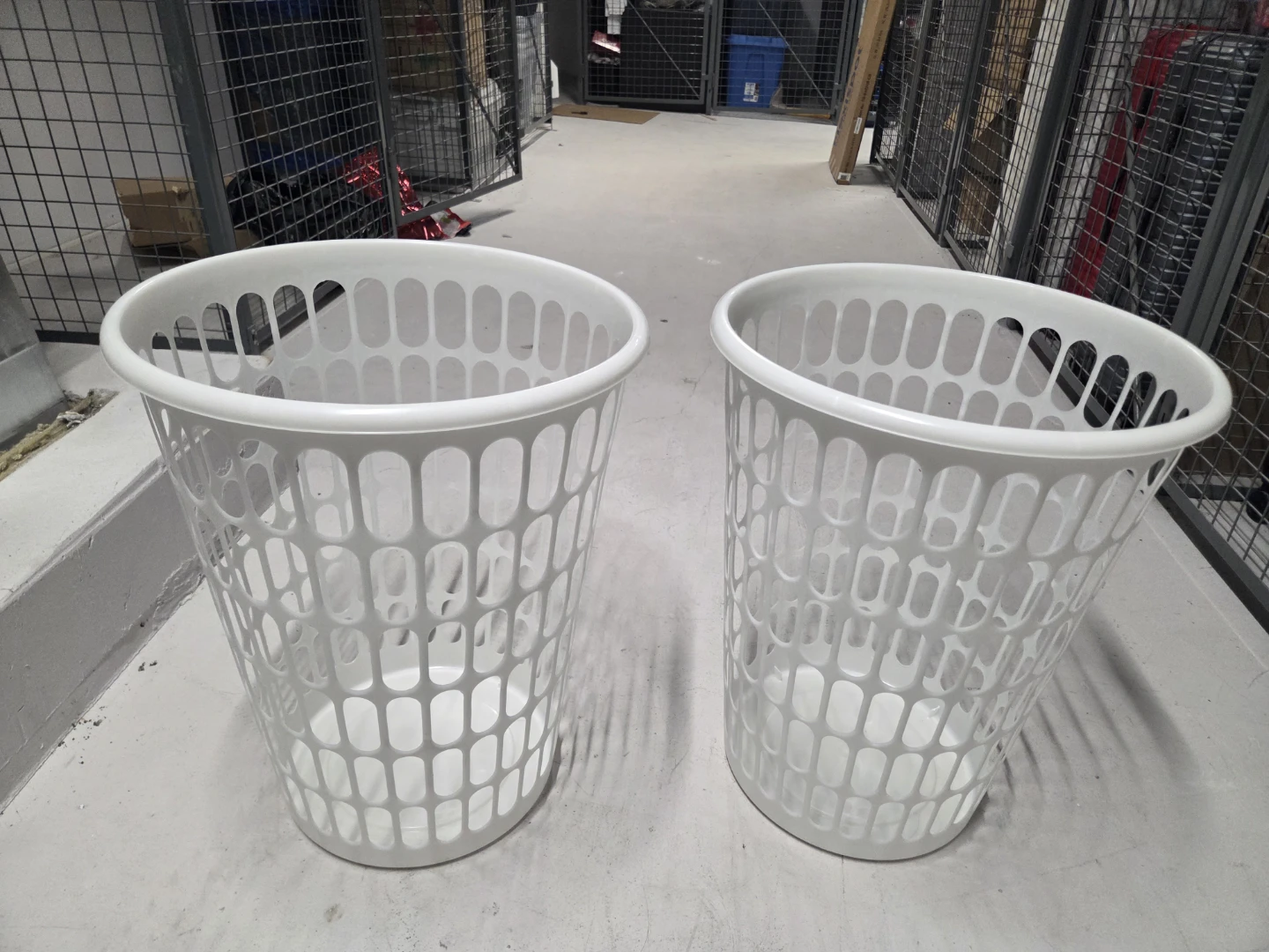 Set of 2 White Plastic Laundry Baskets - photo 3