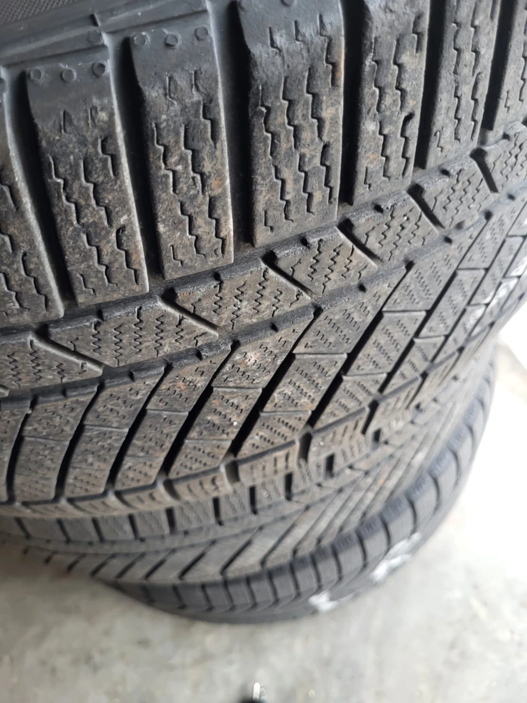 Four winter tires with size 255 40/40 R20.