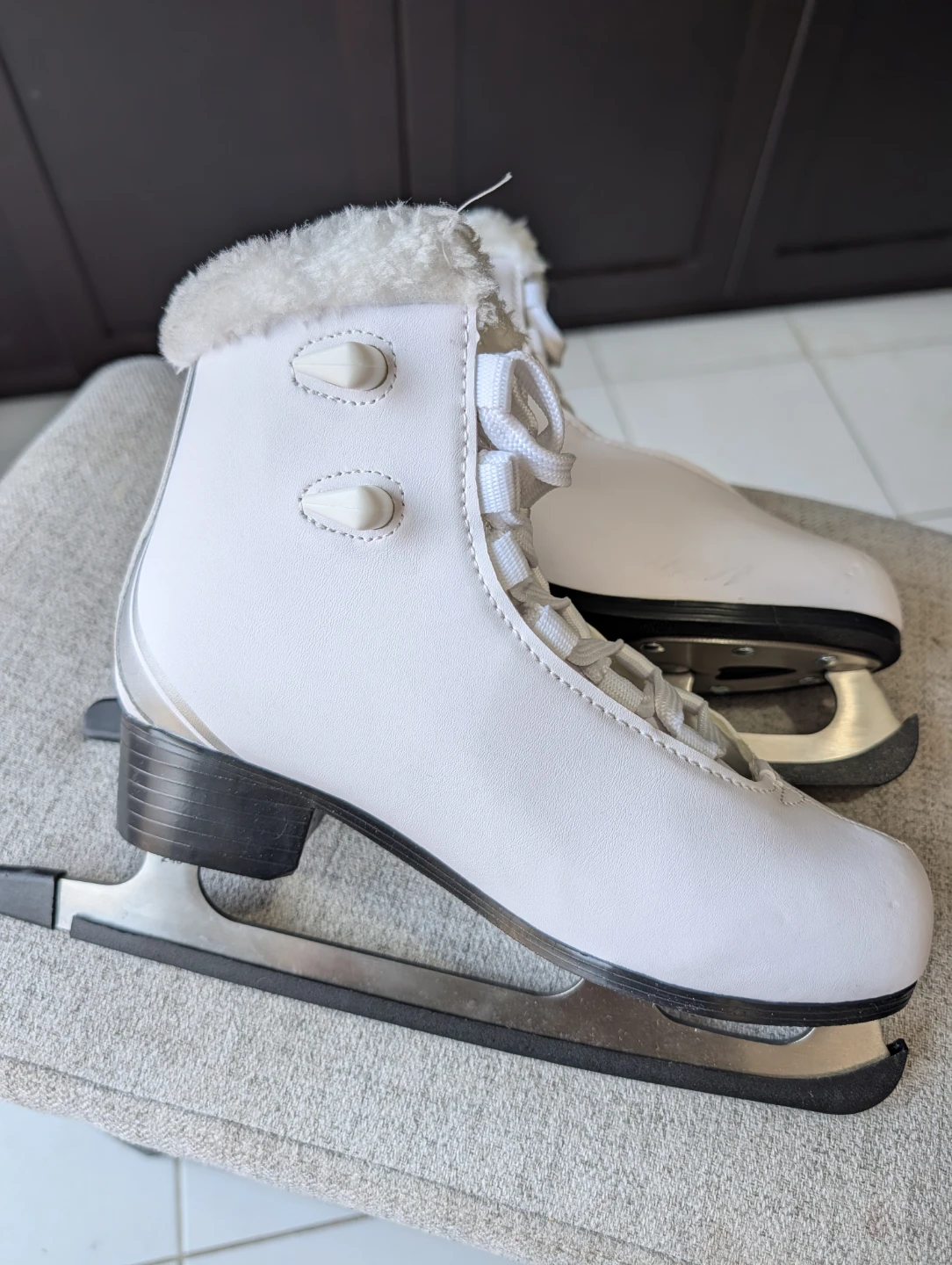 White Junior Ice Skates - Size 5 - photo 4