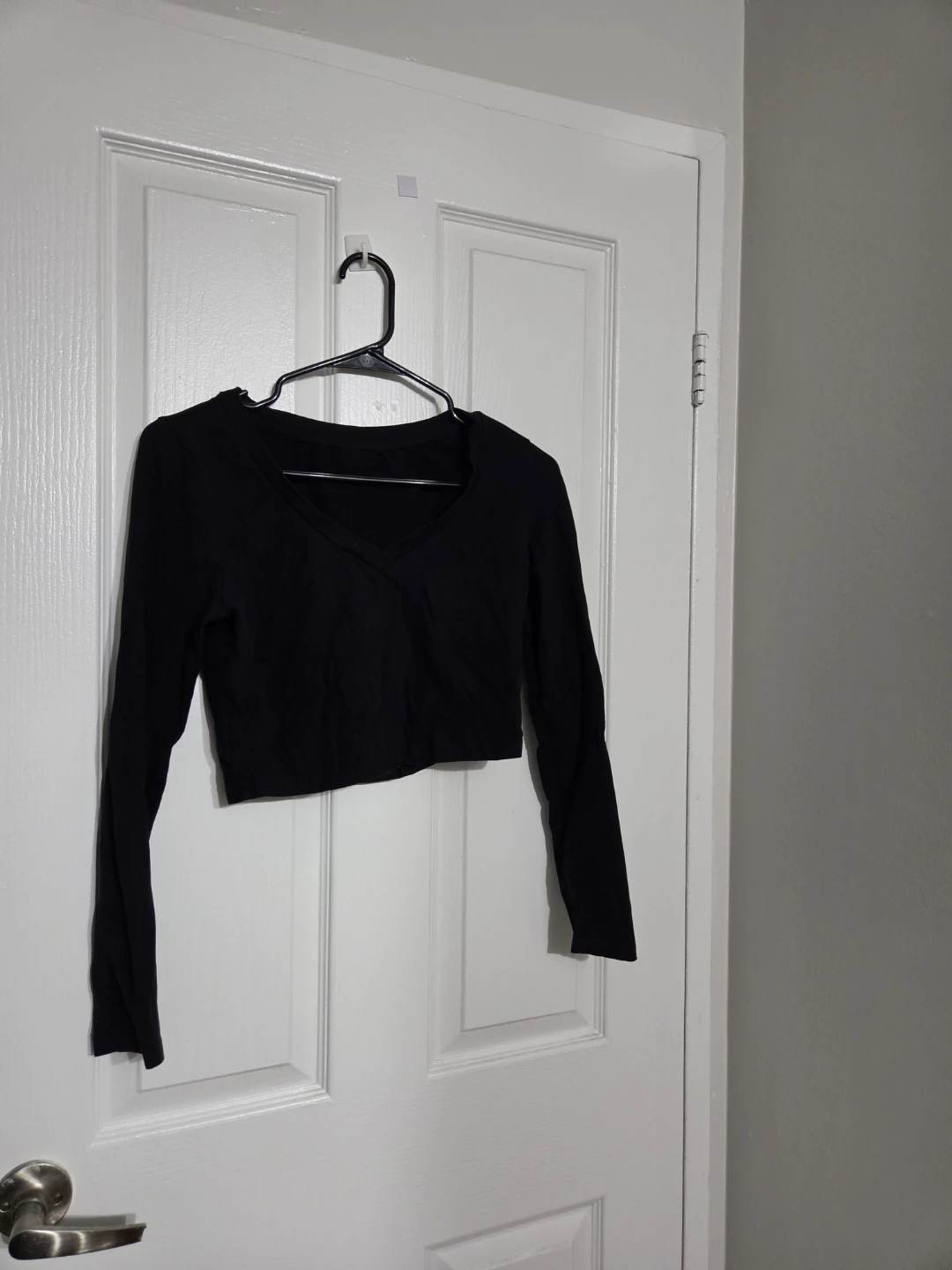 2 crop tops, 1top,each 5 cad