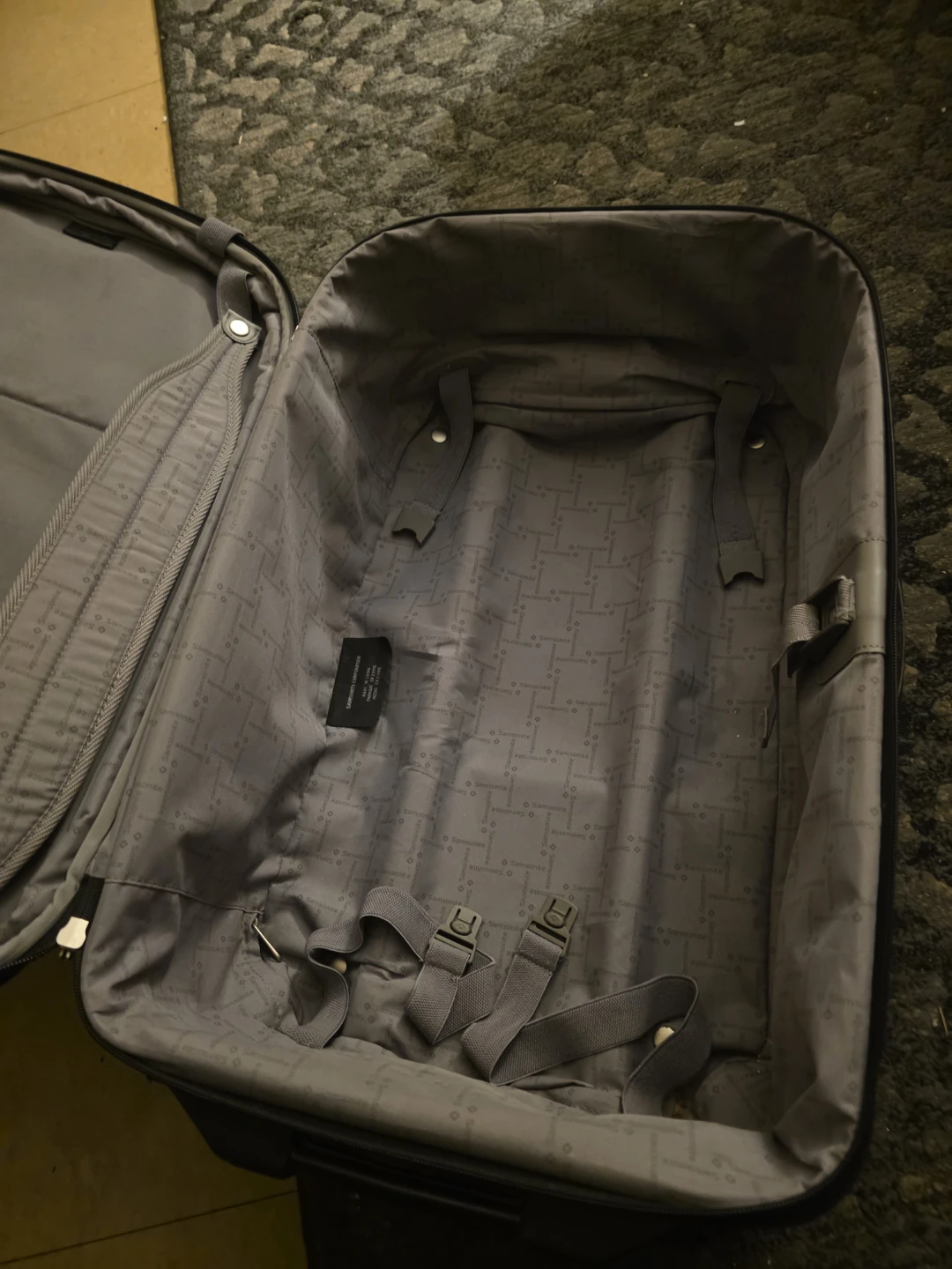 Samsonite carry-on suitcase - photo 2